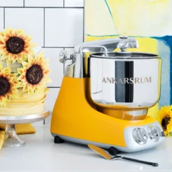 Ankarsrum Original 6230 Model Stand Mixer | Sunbeam Yellow -Kitchen Supplies amkarsrum assistent gul 005 web