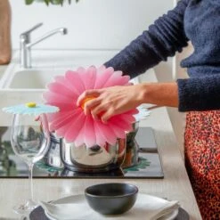 Charles Viancin Silicone Lid | 8" Daisy (Pink With White) 6 Charles Viancin Silicone Lid | 8" Daisy (Pink With White) -Kitchen Supplies daisy life 7