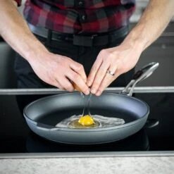 Swiss Diamond | HD Fry Pan With Stainless Steel Handle - 12.5" 6 Swiss Diamond | HD Fry Pan With Stainless Steel Handle - 12.5" -Kitchen Supplies ek exclusive swiss diamond lifestyles 1 1