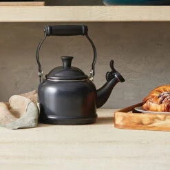 Le Creuset 1.25 Qt. Demi Kettle Tea Pot | Licorice 6 Le Creuset 1.25 Qt. Demi Kettle Tea Pot | Licorice -Kitchen Supplies rs12764 200716 deepteallicoricemeringuestoneshelfalt ret