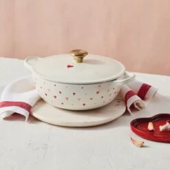 Le Creuset L'Amour 2.75 Qt. Enameled Cast Iron Soup Pot With Gold Knob & Heart Applique | White 12 Le Creuset L'Amour 2.75 Qt. Enameled Cast Iron Soup Pot With Gold Knob & Heart Applique | White -Kitchen Supplies rs13359 201020 lecreuset lamoursouppot 0423 ret