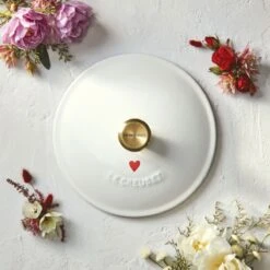 Le Creuset L'Amour 2.75 Qt. Enameled Cast Iron Soup Pot With Gold Knob & Heart Applique | White 13 Le Creuset L'Amour 2.75 Qt. Enameled Cast Iron Soup Pot With Gold Knob & Heart Applique | White -Kitchen Supplies rs13360 201020 lecreuset lamoursouppot 0659 ret