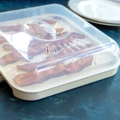 Nordic Ware Medium Slanted Bacon Tray With Lid -Kitchen Supplies slanted bacon rack lid 01 780x780 38760.1617722801.1280.1280