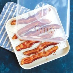 Nordic Ware Medium Slanted Bacon Tray With Lid -Kitchen Supplies slanted bacon rack overhead 08 780x780 13193.1617722803.1280.1280